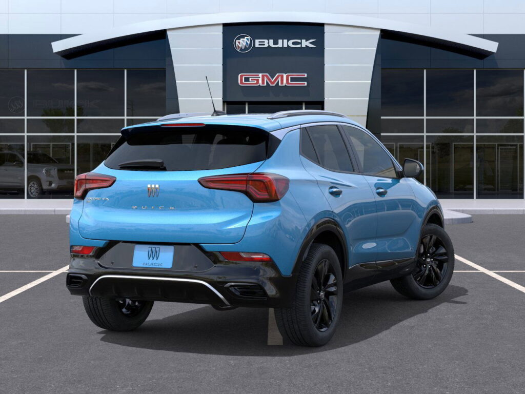 Buick Encore GX 2026 — profil latéral en milieu urbain à Gatineau